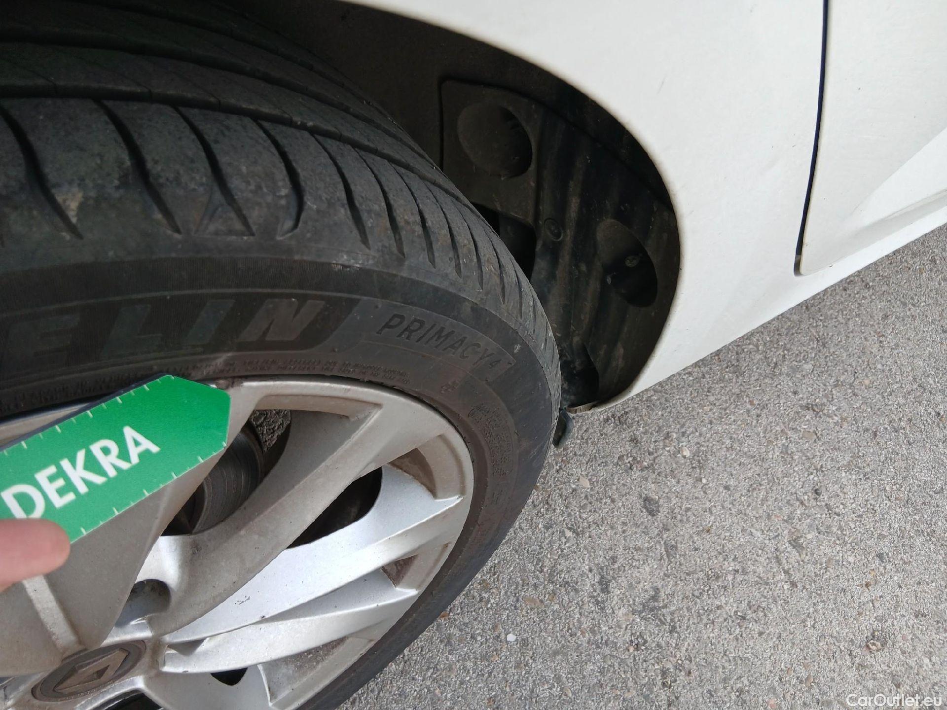  Renault  Megane RENAULT Mégane / 2015 / 5P / familiar Sp. Tourer Zen En. dCi 81kW (110CV) #7