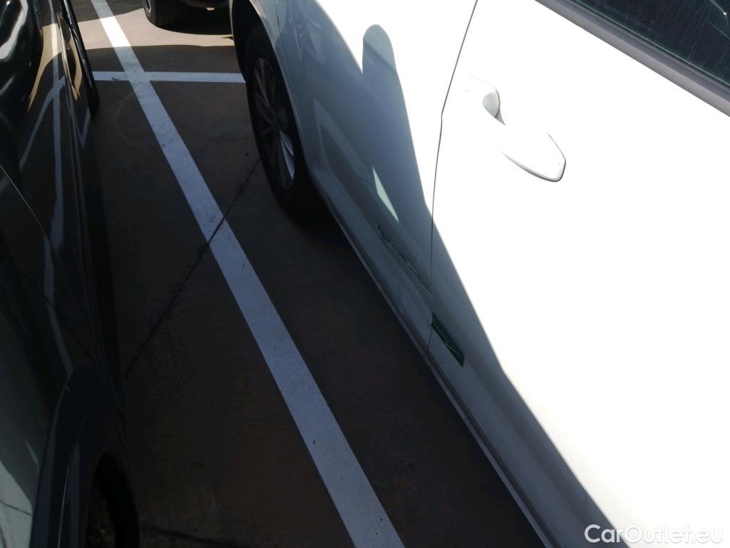  Volkswagen  Golf  VOLKSWAGEN / 2016 / 5P / berlina con portón Ready2Go 1.6 TDI 85kW (115CV) #9