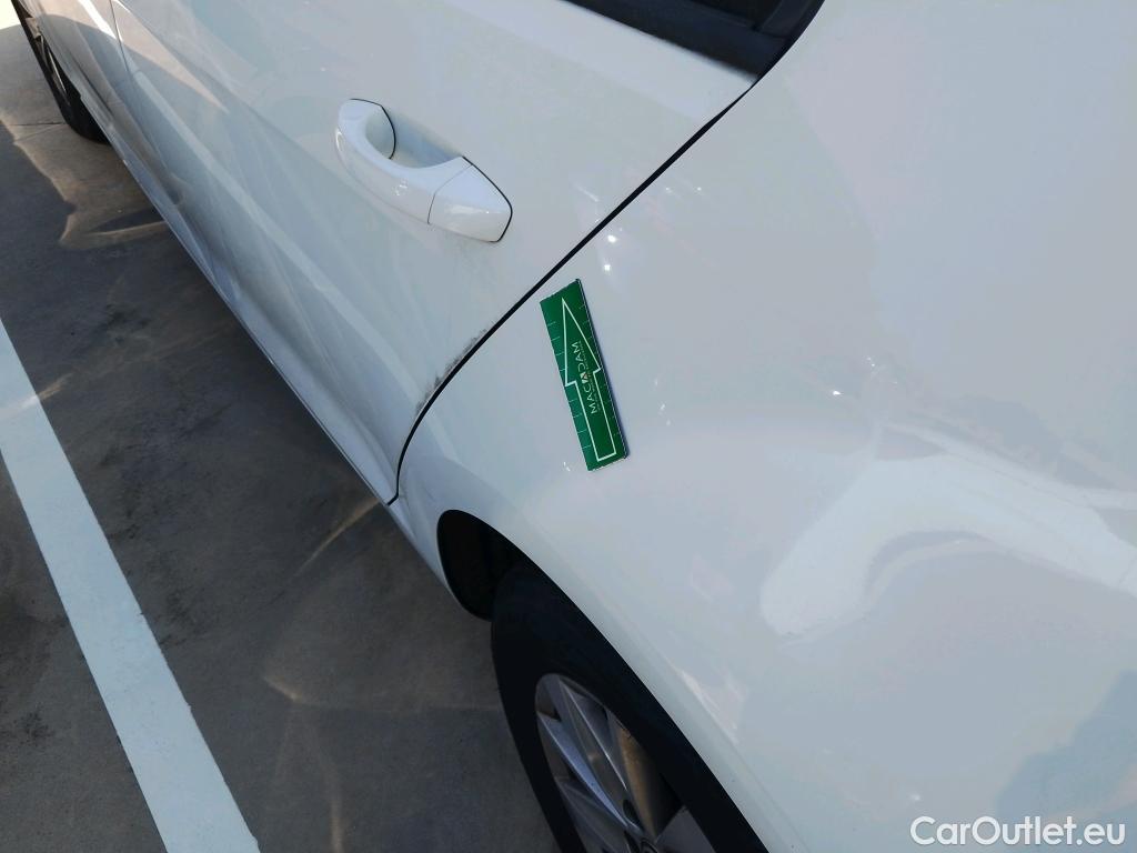  Volkswagen  Golf  VOLKSWAGEN / 2016 / 5P / berlina con portón Ready2Go 1.6 TDI 85kW (115CV) #31