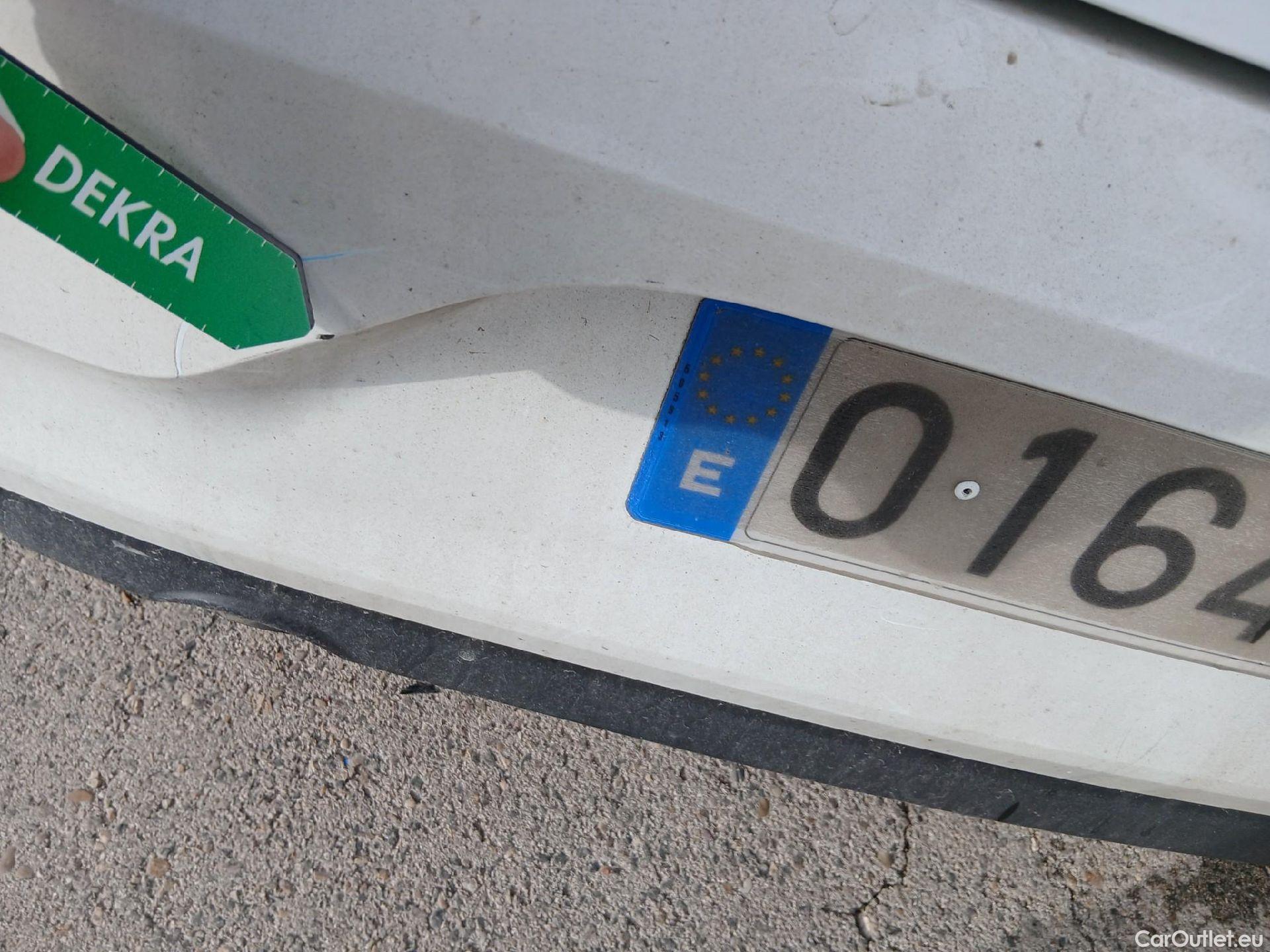  Renault  Clio RENAULT  / 2019 / 5P / berlina con portón Business Blue dCi (100CV) #19