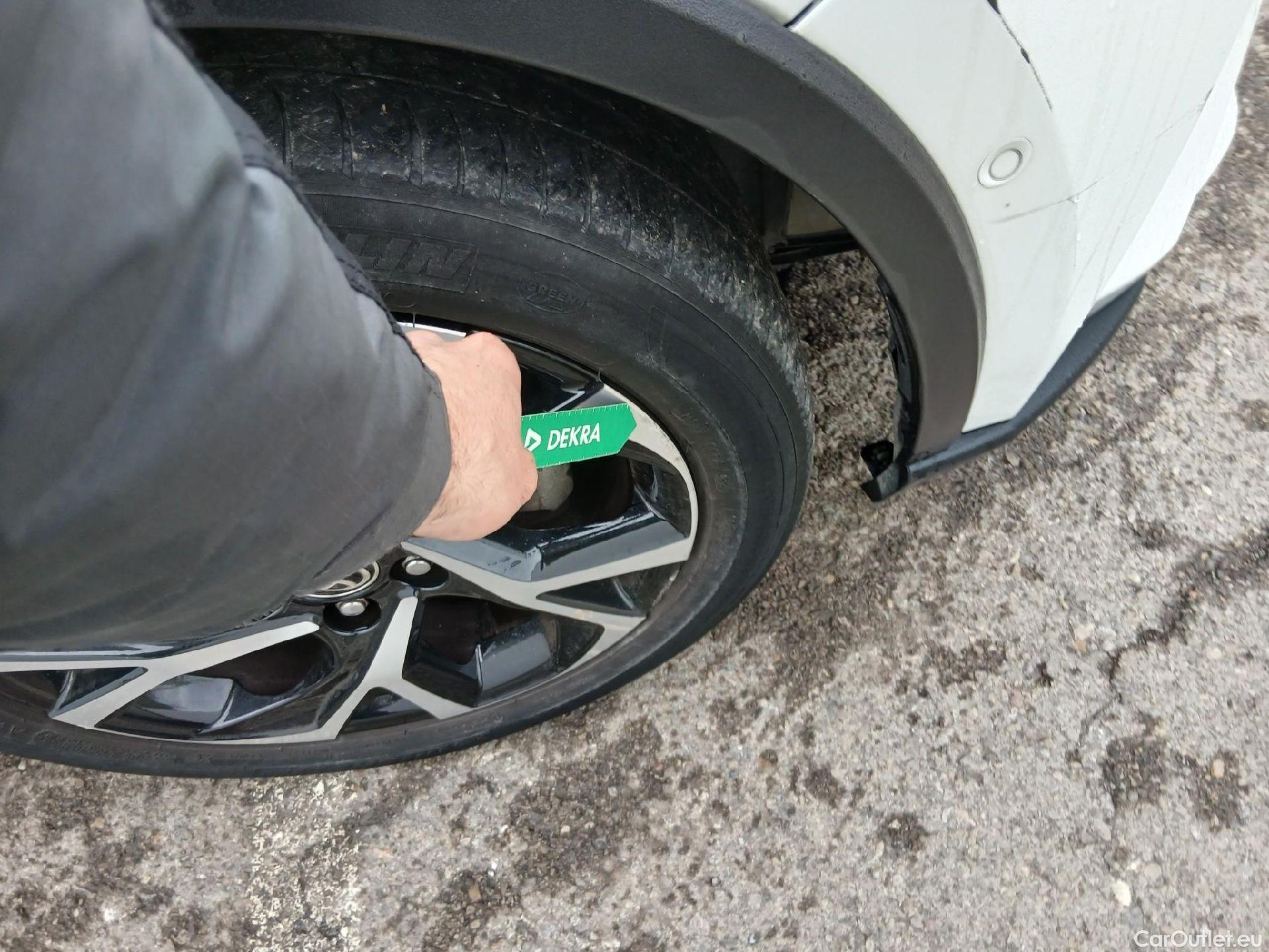  Toyota  C-HR TOYOTA  / 2019 / 5P / todoterreno 2.0 180H Advance #22