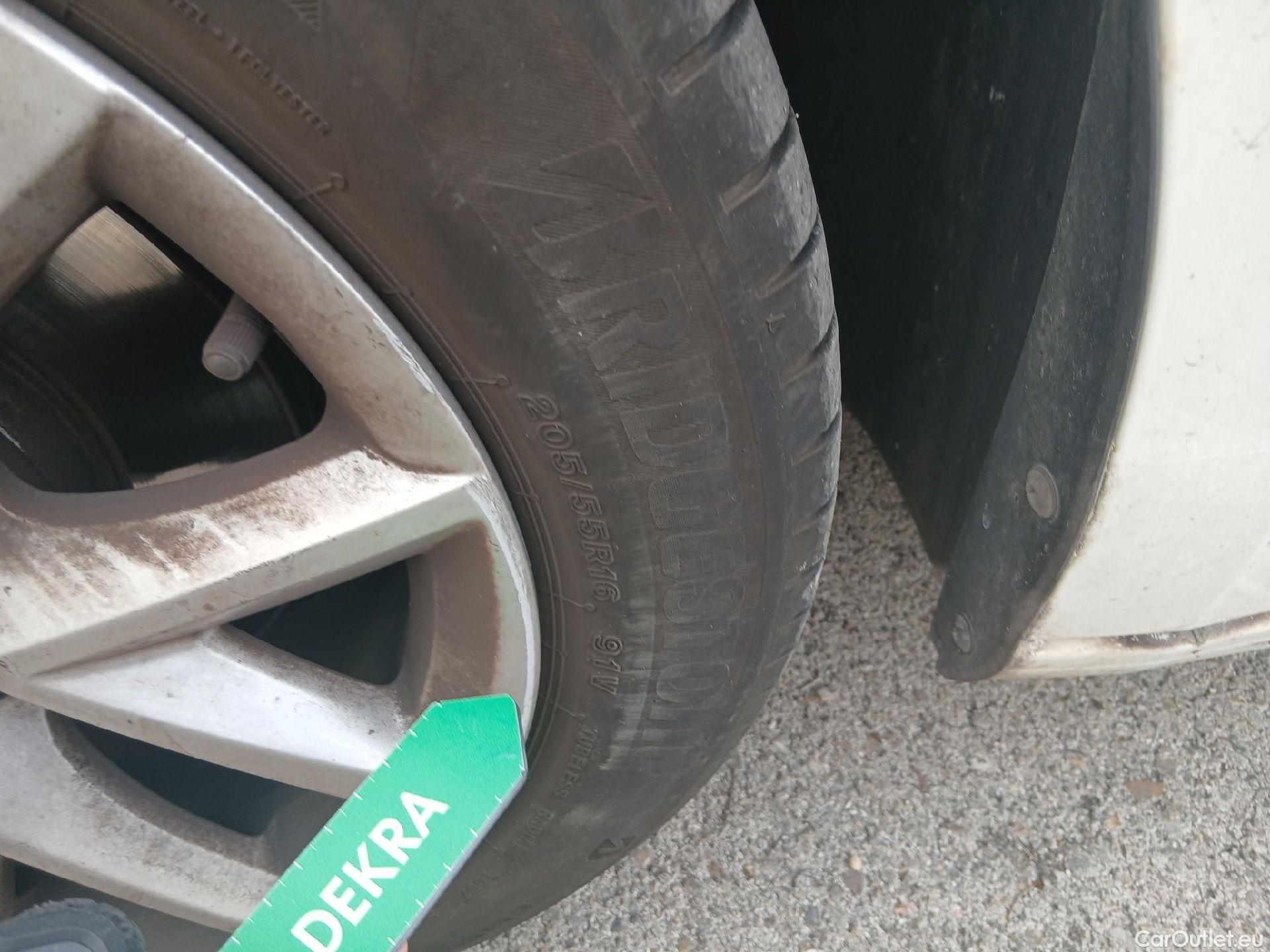  Land Rover  Discovery SEAT Nuevo León / 2020 / 5P / berlina con portón 2.0 TDI 85kW S&S Style Go (AC3) #4