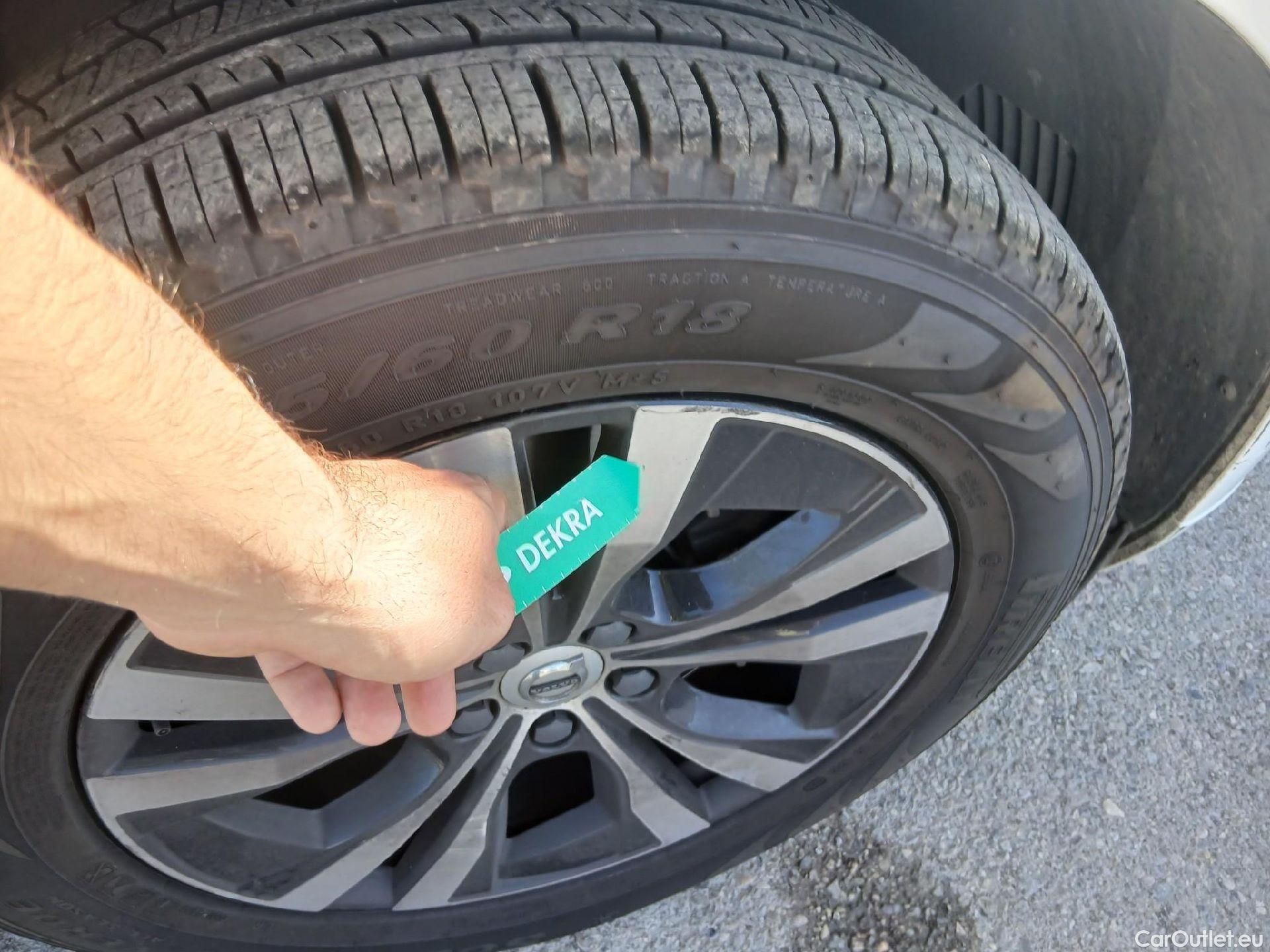  Volvo  XC60 VOLVO  / 2017 / 5P / todoterreno 2.0 B4 D AWD Momentum Pro Auto #24