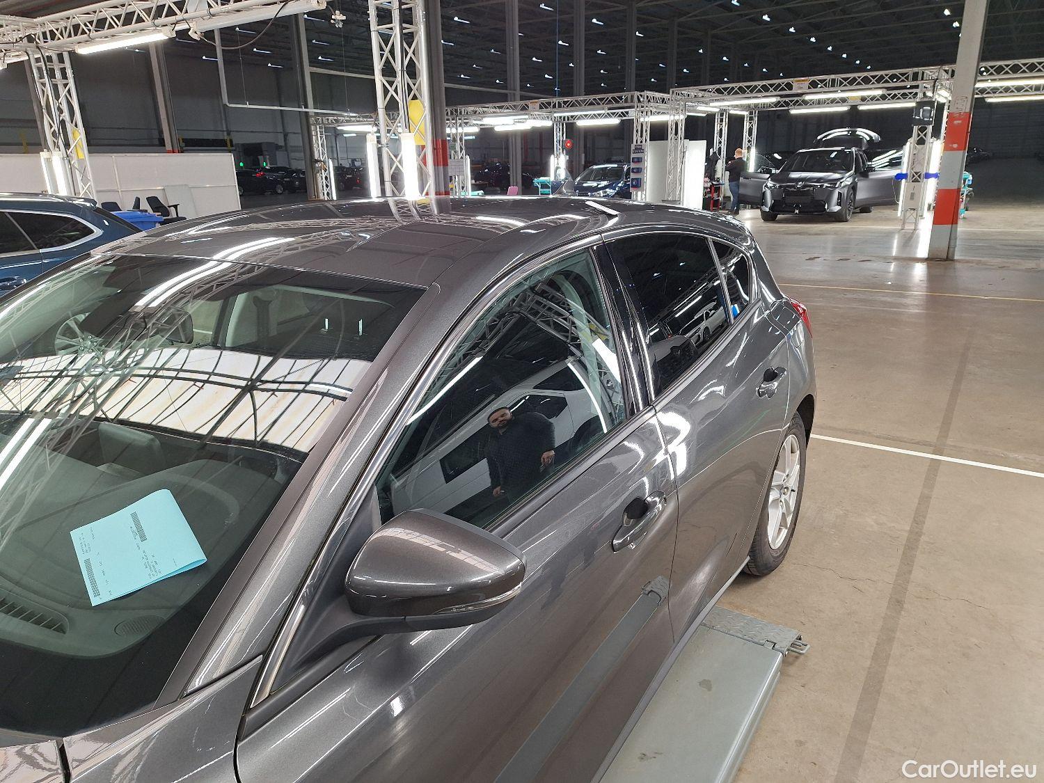  Ford  Focus Ford,  '18, Ford  1.0i EcoB. 74kW Trend Ed. Business 5d #37