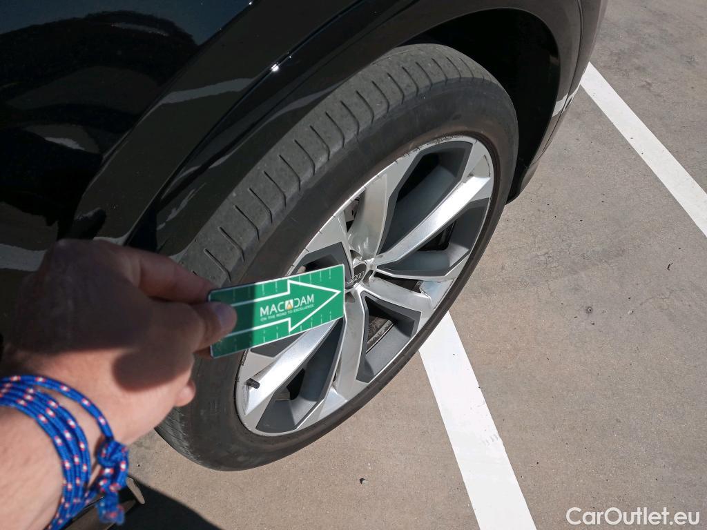  Audi  Q8 AUDI  / 2018 / 5P / todoterreno 50 TDI 210kW S Line Plus quattro tip #6