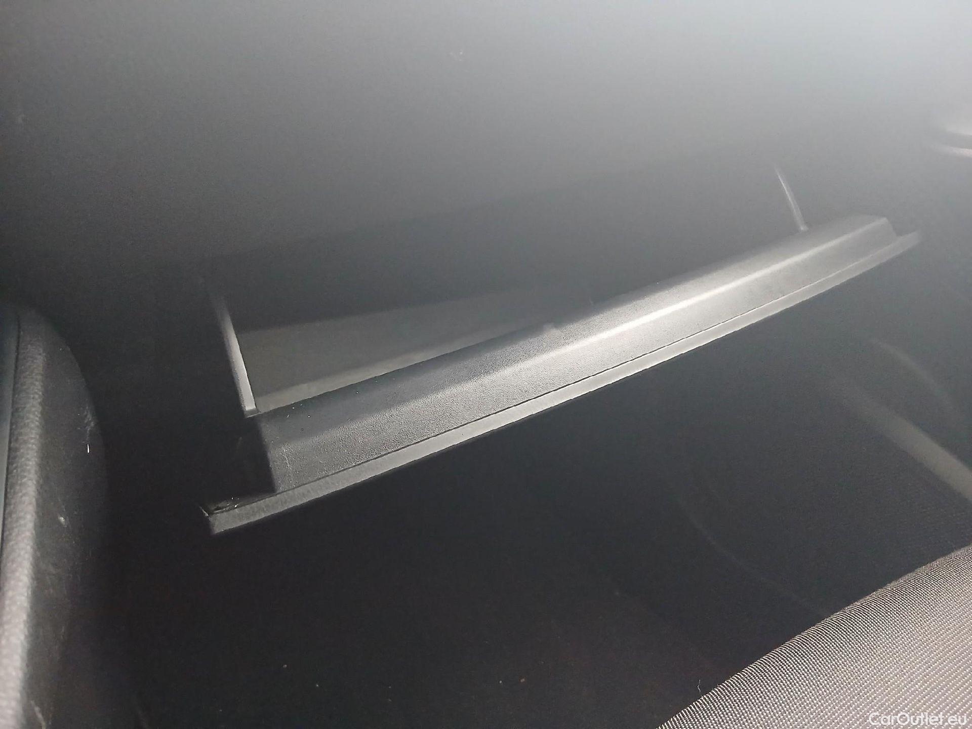  Toyota  C-HR TOYOTA  / 2019 / 5P / todoterreno 1.8 125H Active #33