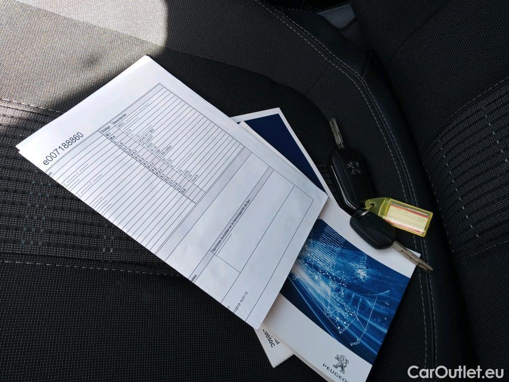  Peugeot  308 PEUGEOT  / 2017 / 5P / berlina con portón 5p Allure 1.2 PureTech 81KW (110CV) S&S #12