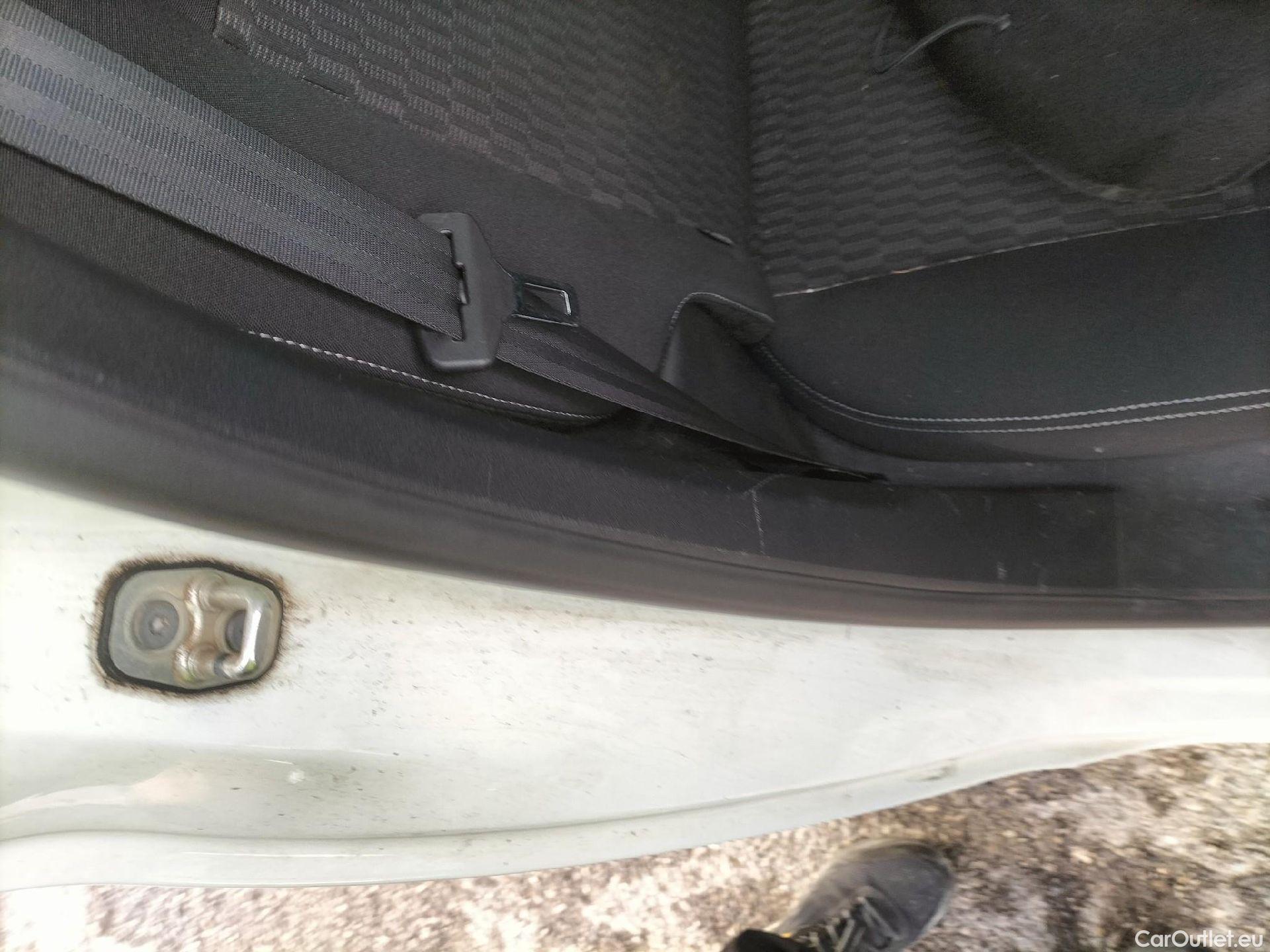  Peugeot  208 PEUGEOT  / 2015 / 5P / berlina con portón 5P ACTIVE BlueHDi 73kW (100CV) #42