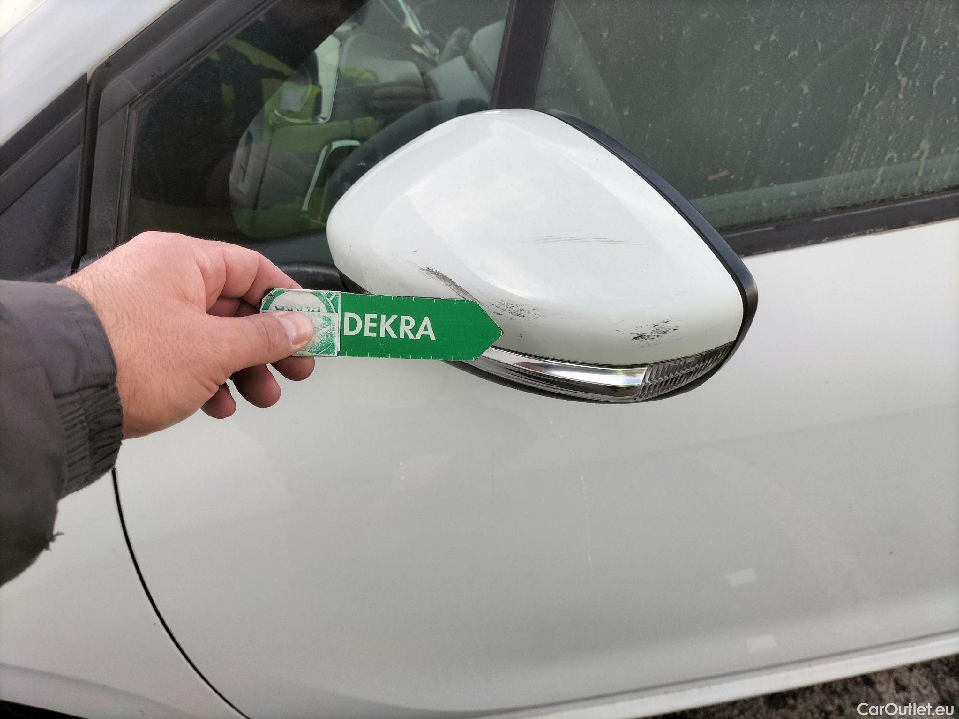  Peugeot  208 PEUGEOT  / 2015 / 5P / berlina con portón 5P ACTIVE BlueHDi 73kW (100CV) #9