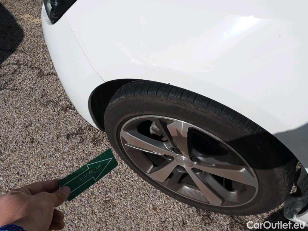  Peugeot  308 PEUGEOT  / 2017 / 5P / berlina con portón 5p Allure 1.2 PureTech 81KW (110CV) S&S #2