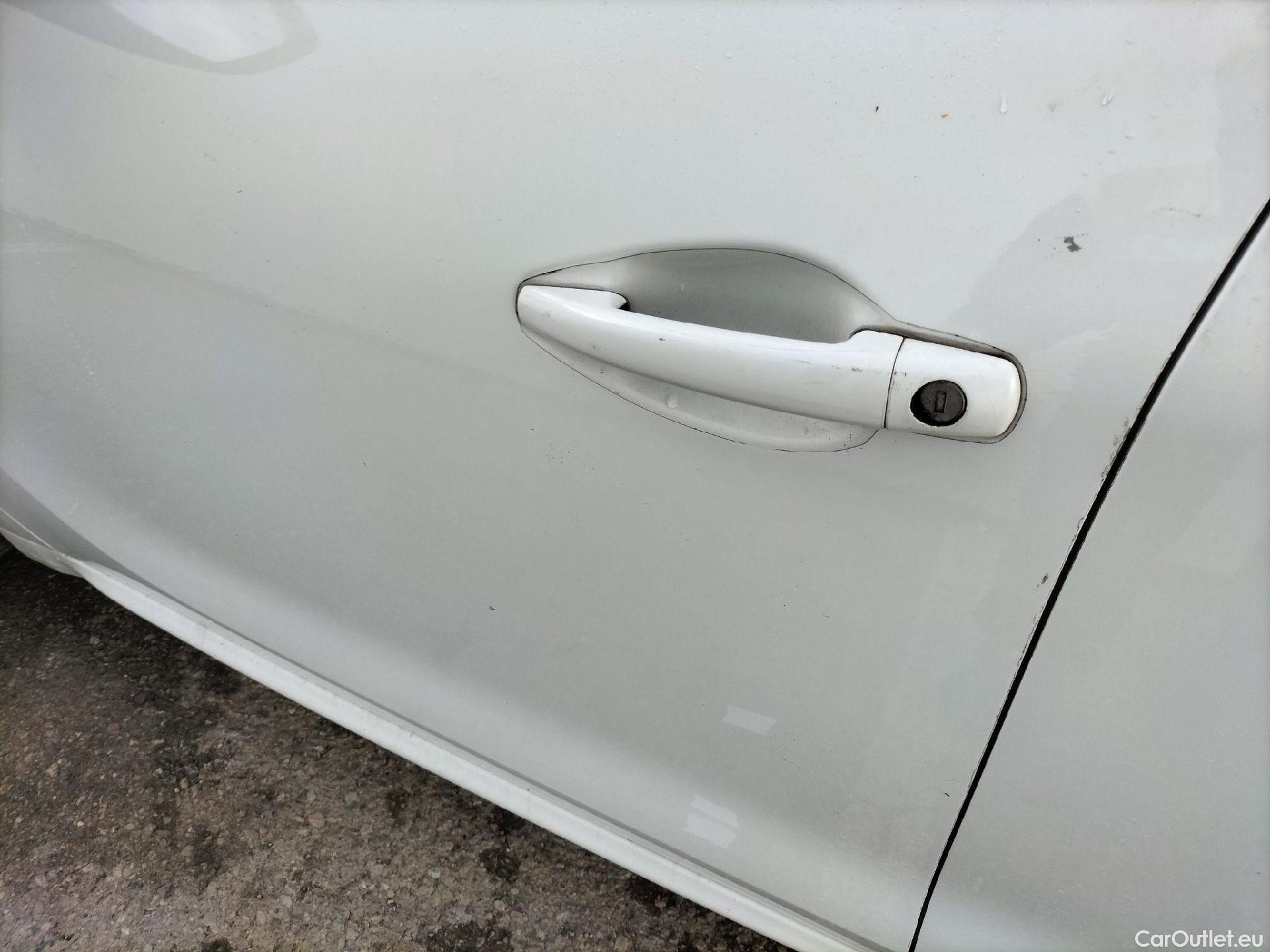  Peugeot  208 PEUGEOT  / 2015 / 5P / berlina con portón 5P ACTIVE BlueHDi 73kW (100CV) #13