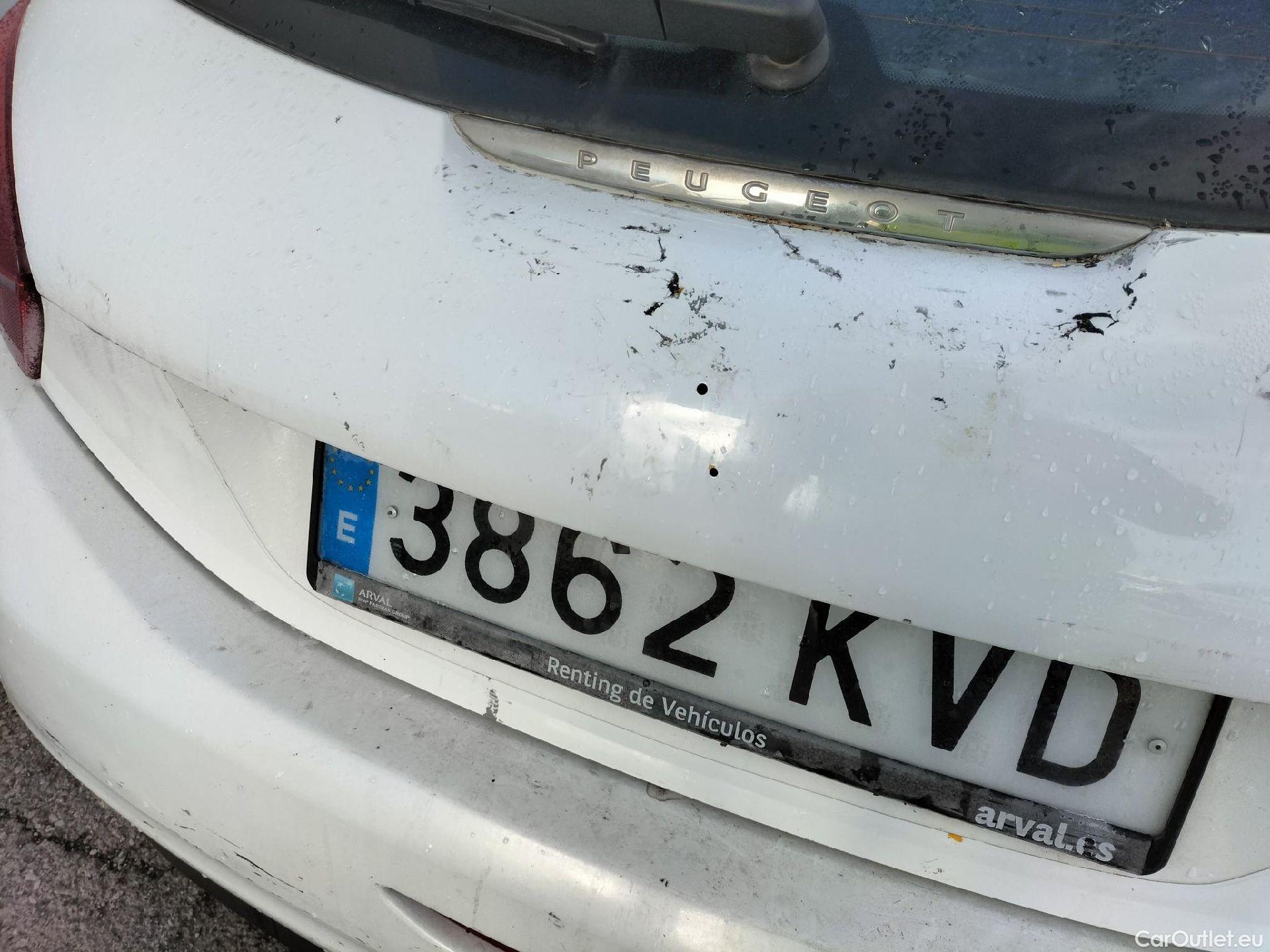  Peugeot  208 PEUGEOT  / 2015 / 5P / berlina con portón 5P ACTIVE BlueHDi 73kW (100CV) #31