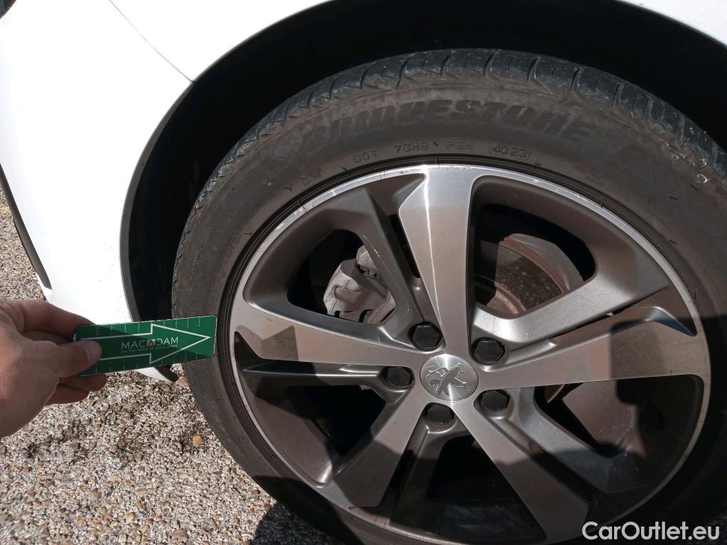  Peugeot  308 PEUGEOT  / 2017 / 5P / berlina con portón 5p Allure 1.2 PureTech 81KW (110CV) S&S #1