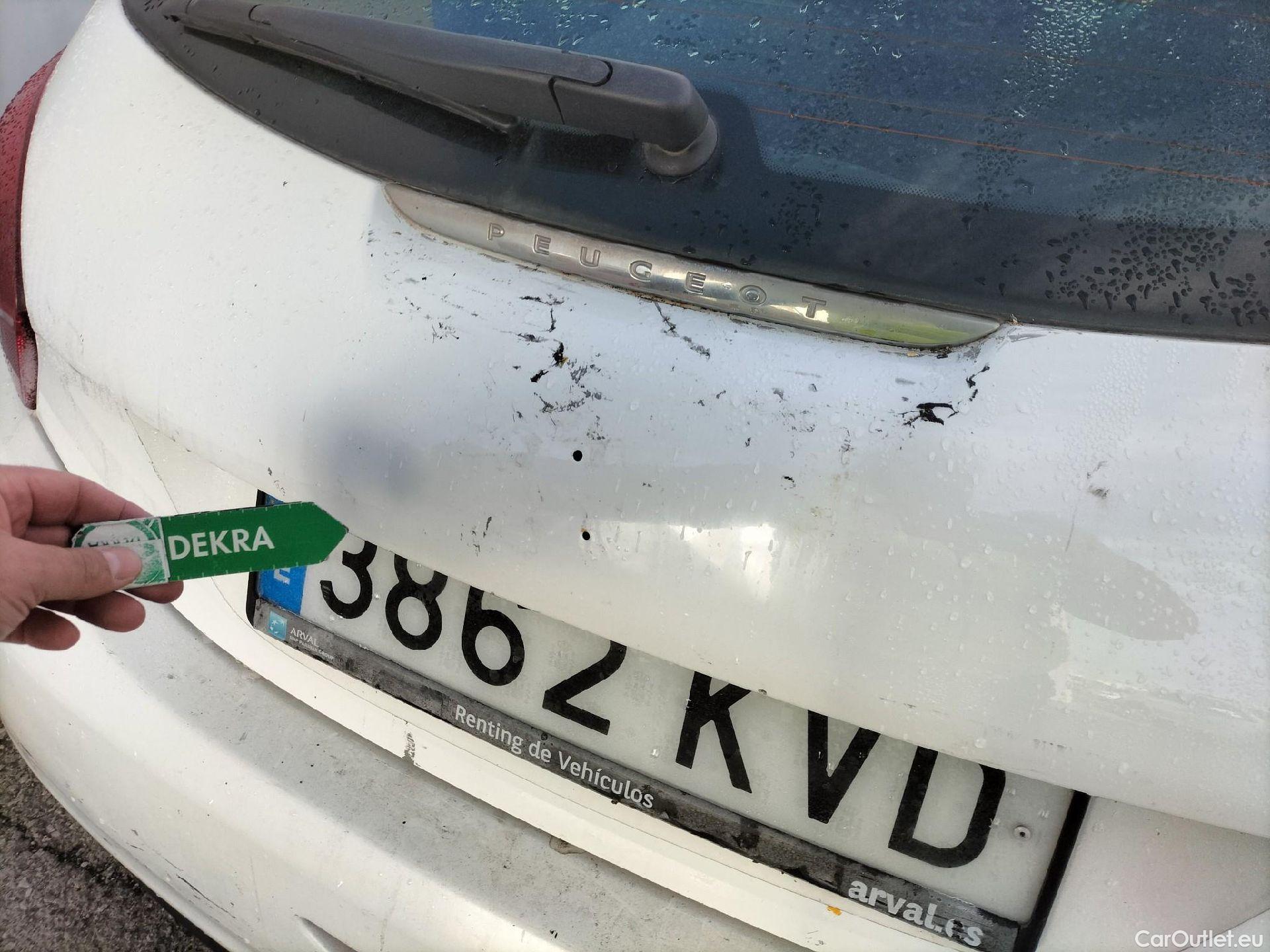  Peugeot  208 PEUGEOT  / 2015 / 5P / berlina con portón 5P ACTIVE BlueHDi 73kW (100CV) #28