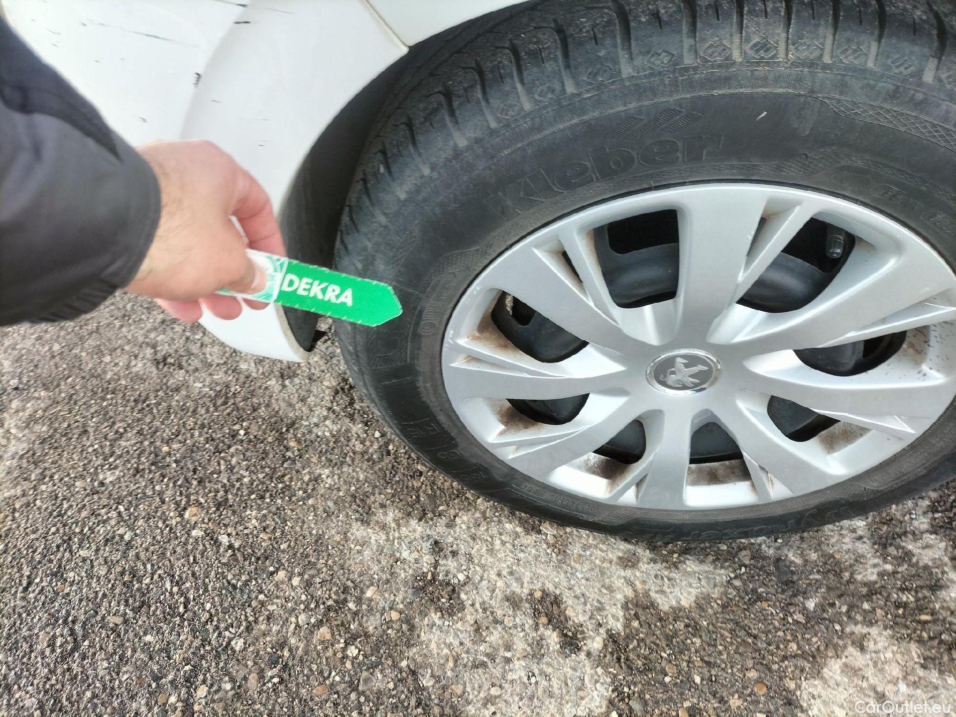  Peugeot  208 PEUGEOT  / 2015 / 5P / berlina con portón 5P ACTIVE BlueHDi 73kW (100CV) #37