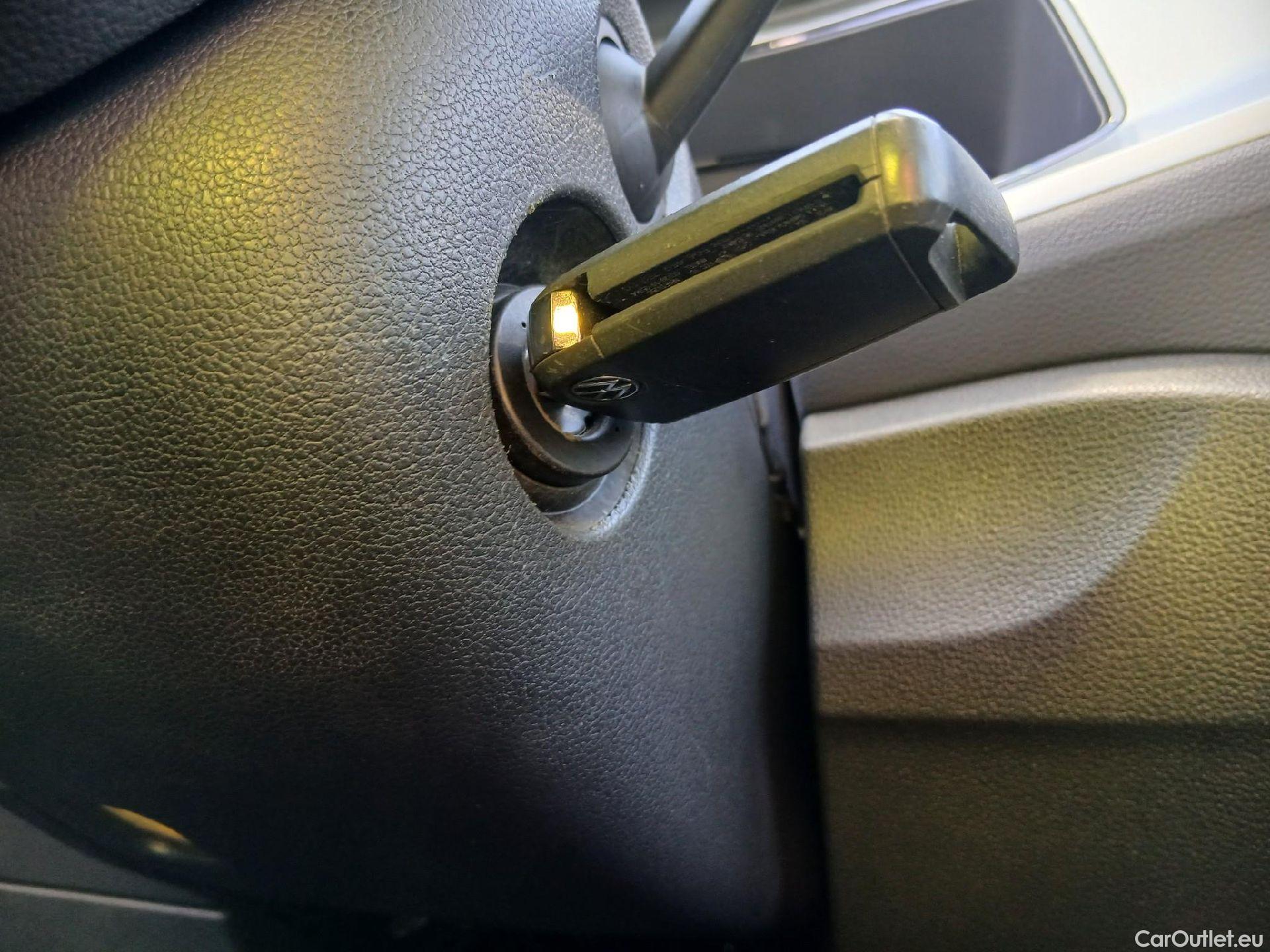  Volkswagen  T-ROC  Life 2.0 TDI 115CV MT6 E6d #1