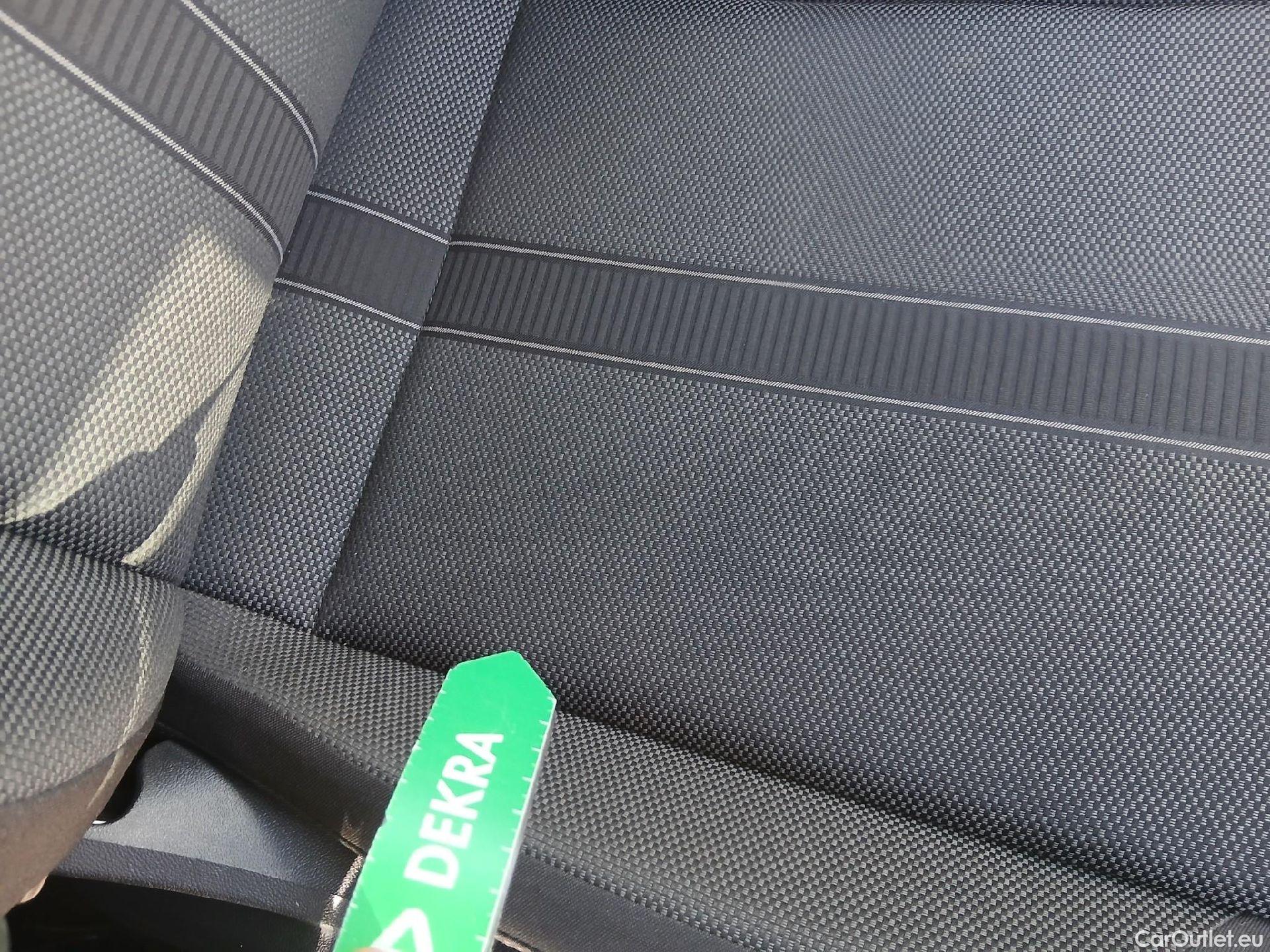  Volkswagen  T-ROC  Life 2.0 TDI 115CV MT6 E6d #16