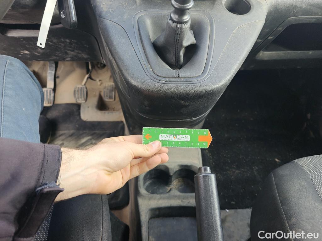  Peugeot  Partner PEUGEOT  / 2018 / 3P / furgón derivado de turismo Pro Standard 600kg BlueHDi 73kW #46