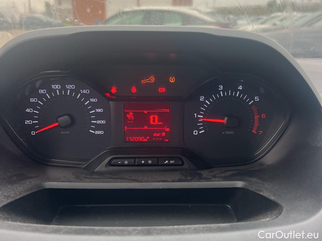  Peugeot  Partner PEUGEOT  / 2018 / 3P / furgón derivado de turismo Pro Standard 600kg BlueHDi 73kW #32