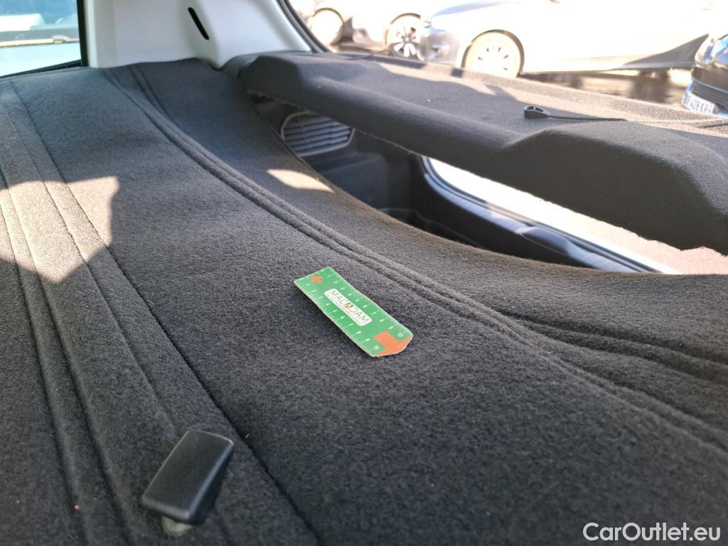  Peugeot  208  Affaire Premium 1.6 HDi 75CV BVM5 E6 #84