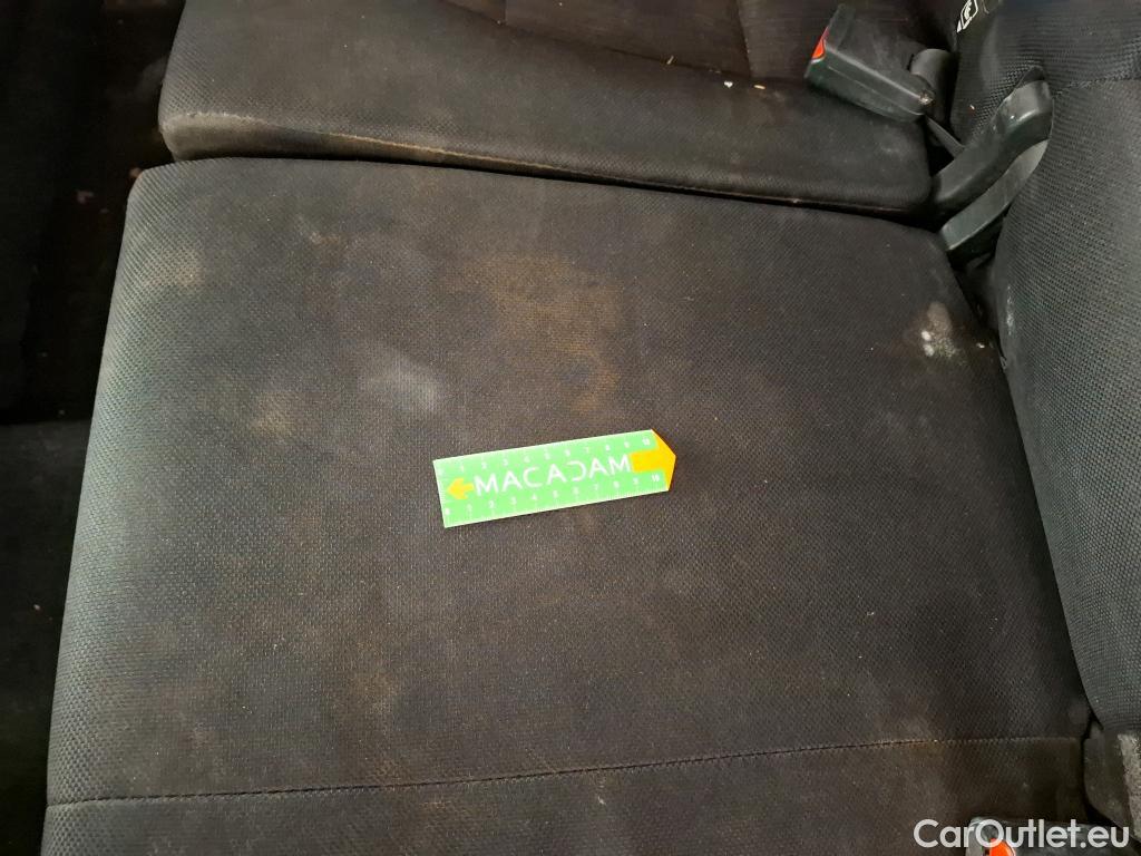  Toyota  Hilux TOYOTA  DC 4p Plateau double cabine 4WD 2.4 D-4D Double Cabine Légende #68