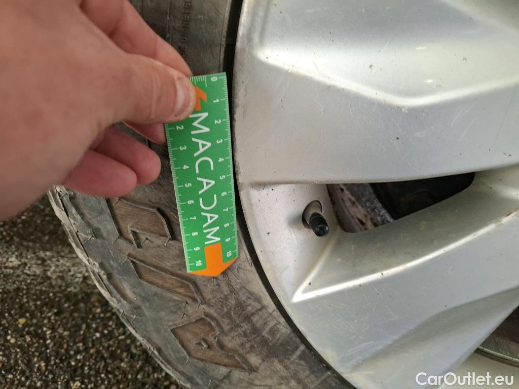  Toyota  Hilux TOYOTA  DC 4p Plateau double cabine 4WD 2.4 D-4D Double Cabine Légende #50