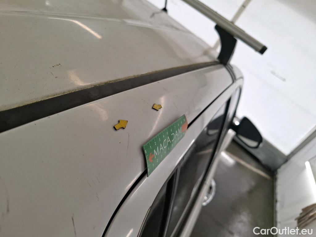  Toyota  Hilux TOYOTA  DC 4p Plateau double cabine 4WD 2.4 D-4D Double Cabine Légende #75