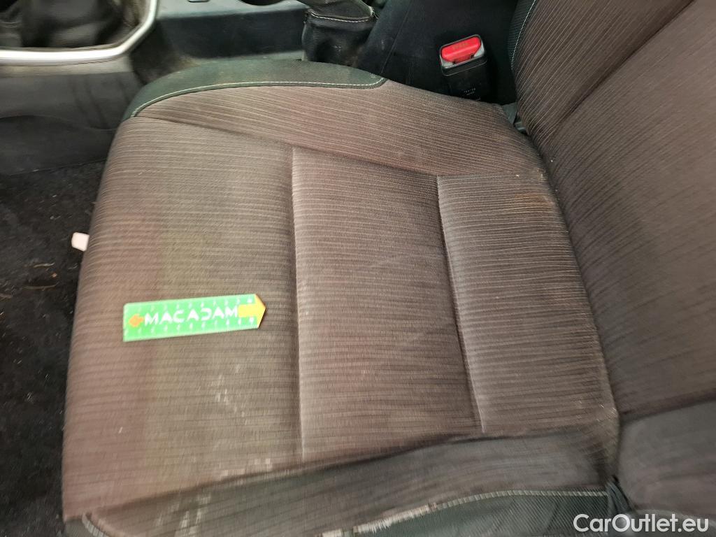  Toyota  Hilux TOYOTA  DC 4p Plateau double cabine 4WD 2.4 D-4D Double Cabine Légende #64