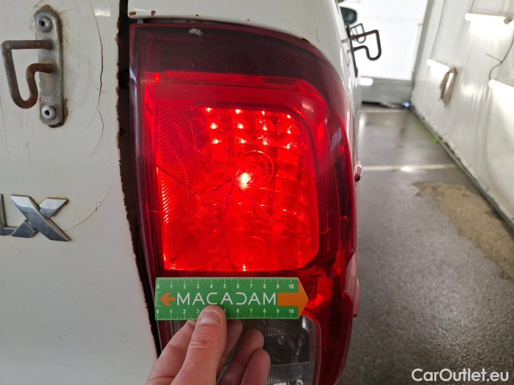  Toyota  Hilux TOYOTA  DC 4p Plateau double cabine 4WD 2.4 D-4D Double Cabine Légende #31