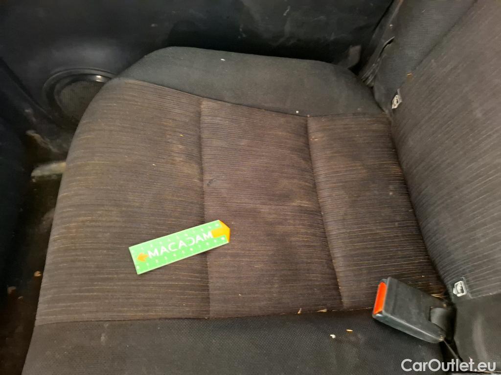  Toyota  Hilux TOYOTA  DC 4p Plateau double cabine 4WD 2.4 D-4D Double Cabine Légende #69