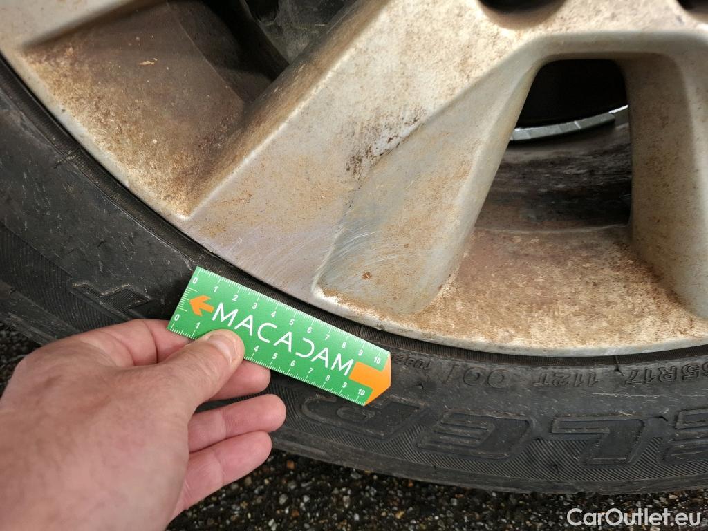  Toyota  Hilux TOYOTA  DC 4p Plateau double cabine 4WD 2.4 D-4D Double Cabine Légende #56