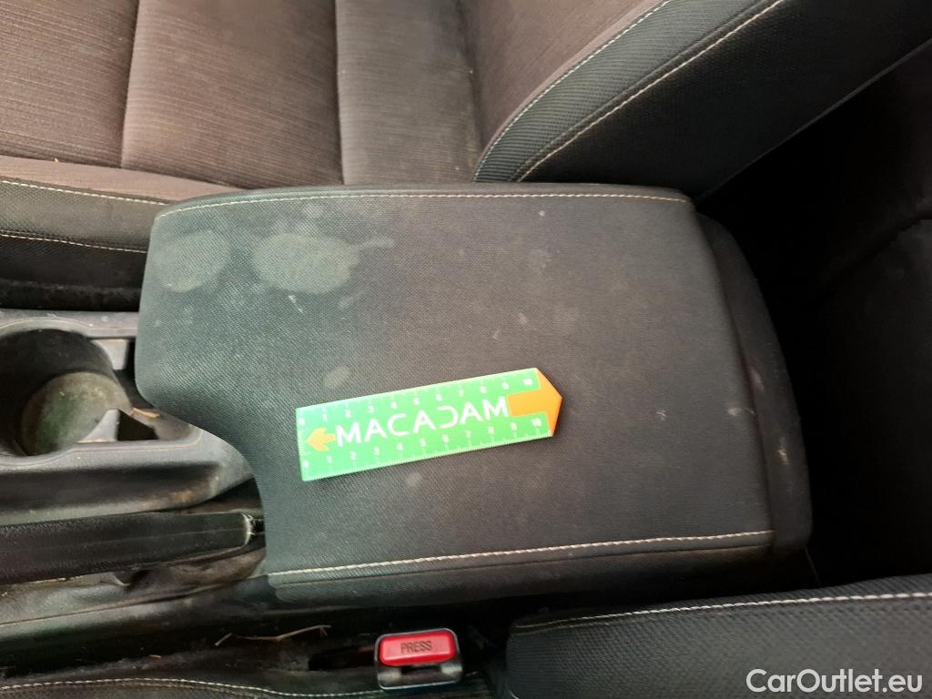  Toyota  Hilux TOYOTA  DC 4p Plateau double cabine 4WD 2.4 D-4D Double Cabine Légende #66