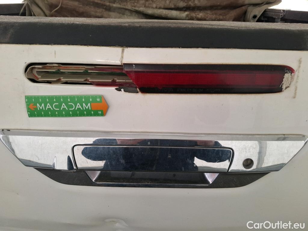  Toyota  Hilux TOYOTA  DC 4p Plateau double cabine 4WD 2.4 D-4D Double Cabine Légende #35