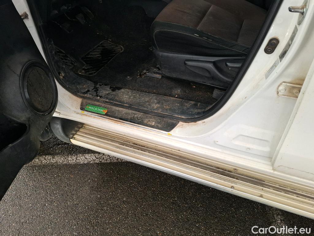  Toyota  Hilux TOYOTA  DC 4p Plateau double cabine 4WD 2.4 D-4D Double Cabine Légende #40