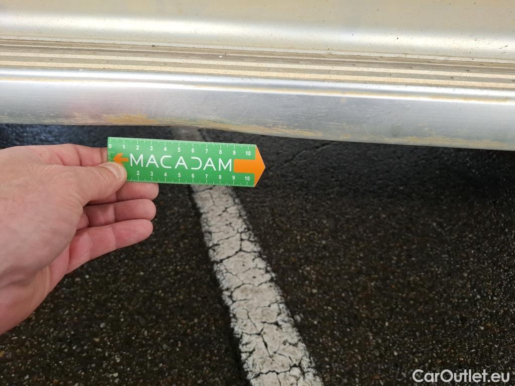  Toyota  Hilux TOYOTA  DC 4p Plateau double cabine 4WD 2.4 D-4D Double Cabine Légende #80