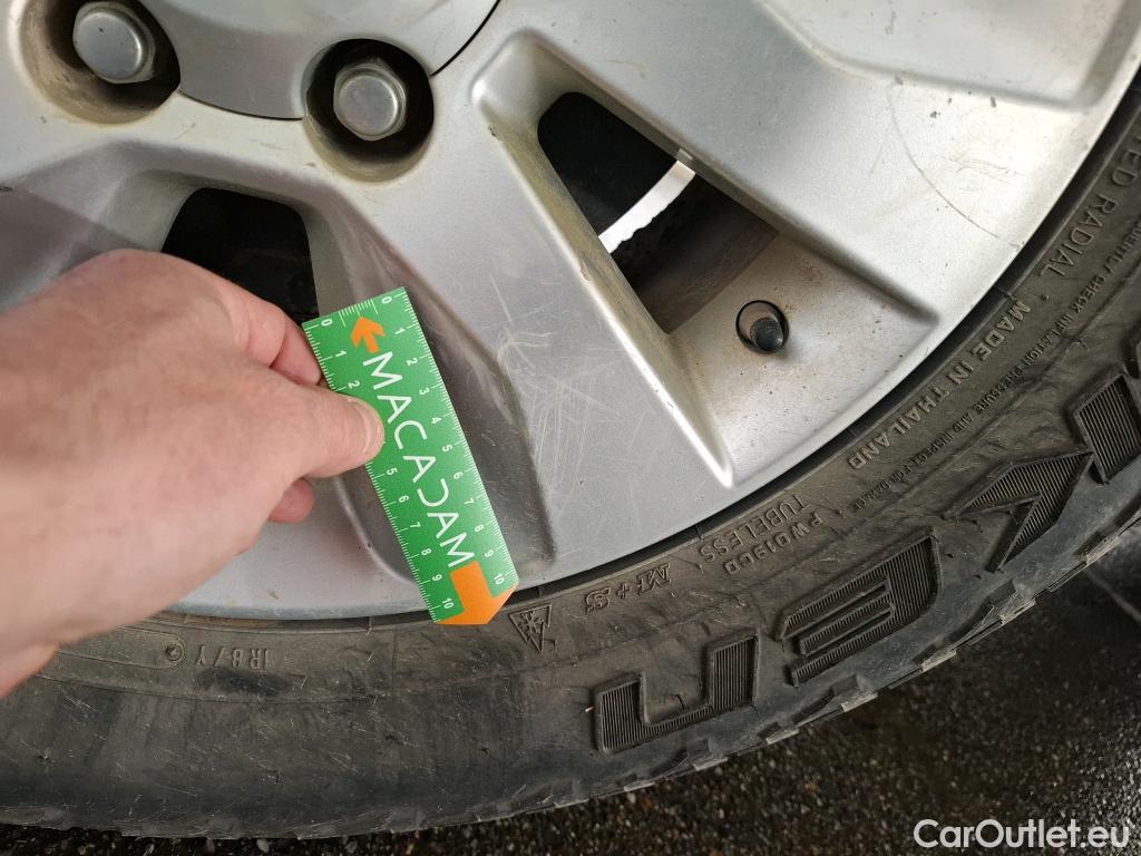  Toyota  Hilux TOYOTA  DC 4p Plateau double cabine 4WD 2.4 D-4D Double Cabine Légende #46