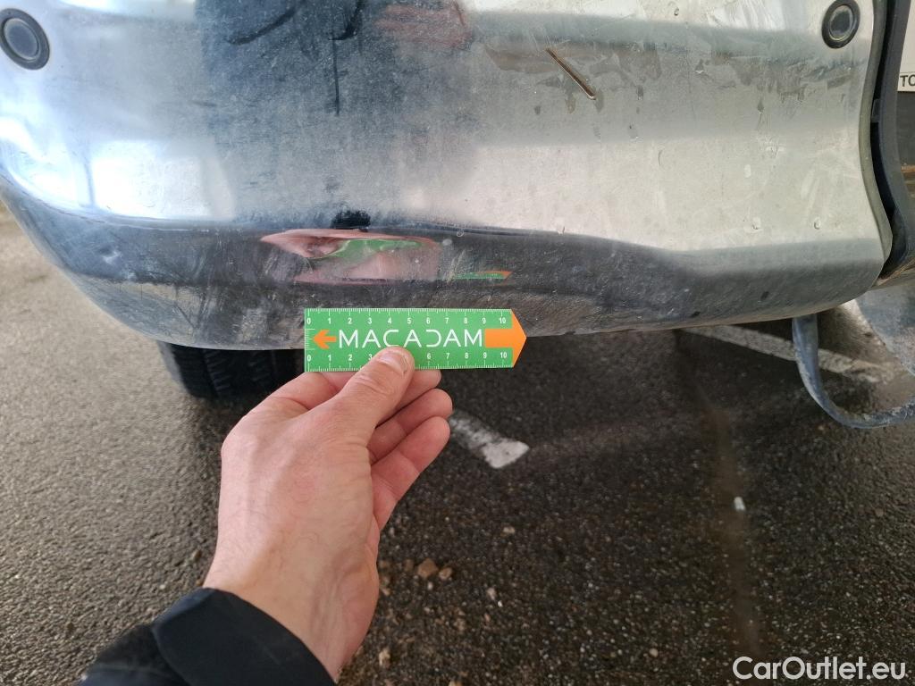  Toyota  Hilux TOYOTA  DC 4p Plateau double cabine 4WD 2.4 D-4D Double Cabine Légende #33