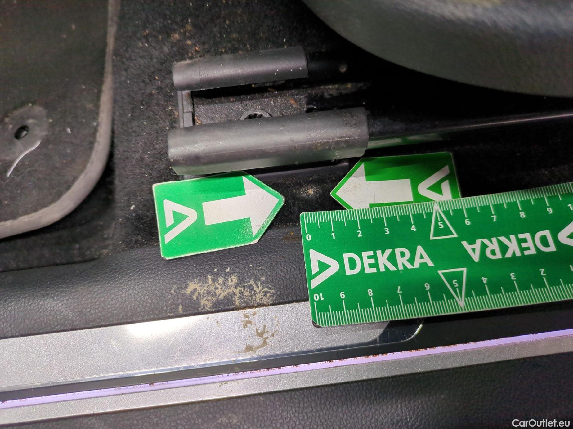  Volkswagen  Tiguan VOLKSWAGEN  / 2020 / 5P / SUV 2.0 TDI 150 DSG7 LIFE PLUS #9