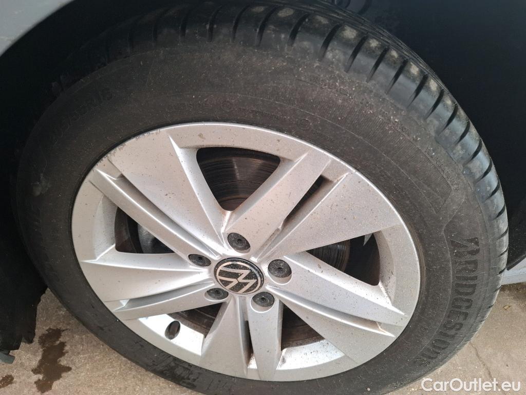  Volkswagen  Golf  VOLKSWAGEN / 2020 / 5P / Berline 2.0 TDI SCR 150 DSG7 Life Busi 1st #24