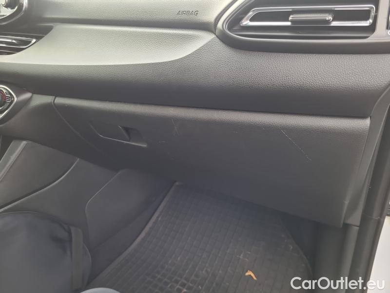  Hyundai  i30  (PD)(01.2017  ->)  kom.1.0TGDI 120 Smart #19