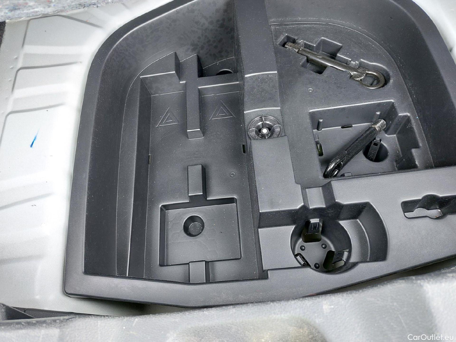  Nissan  Juke NISSAN  / 2019 / 5P / crossover DIG-T 84 kW (114 CV) DCT 7 V N-Connecta (AC) #3