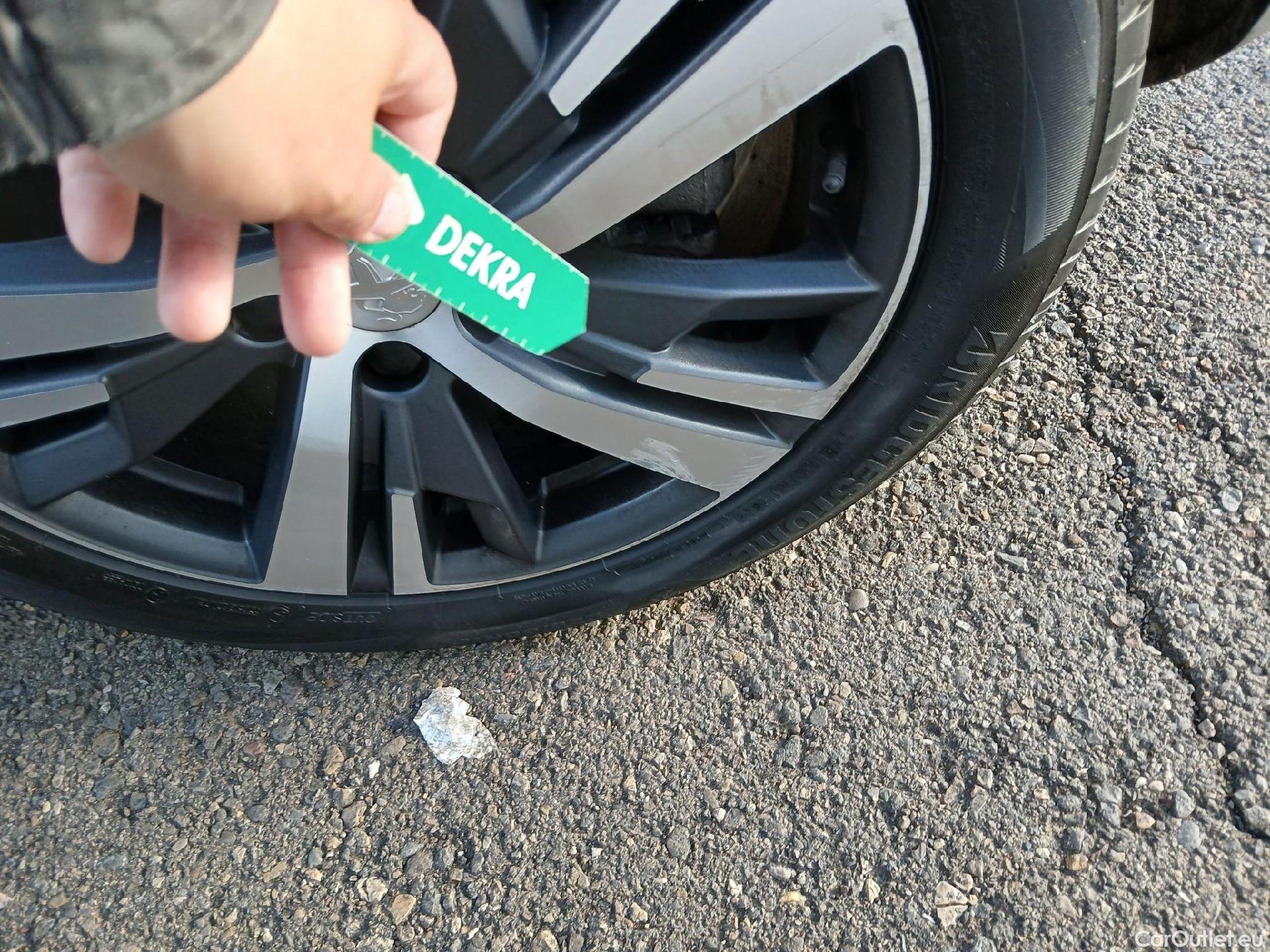  Peugeot  3008 PEUGEOT  / 2020 / 5P / todoterreno 1.2 PureTech 96KW S&S Allure Pack #20