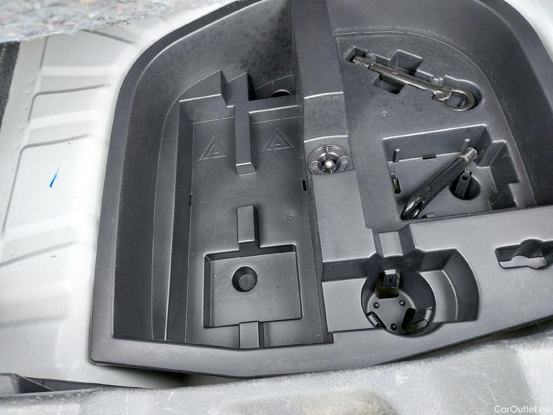  Nissan  Juke NISSAN  / 2019 / 5P / crossover DIG-T 84 kW (114 CV) DCT 7 V N-Connecta (AC) #4