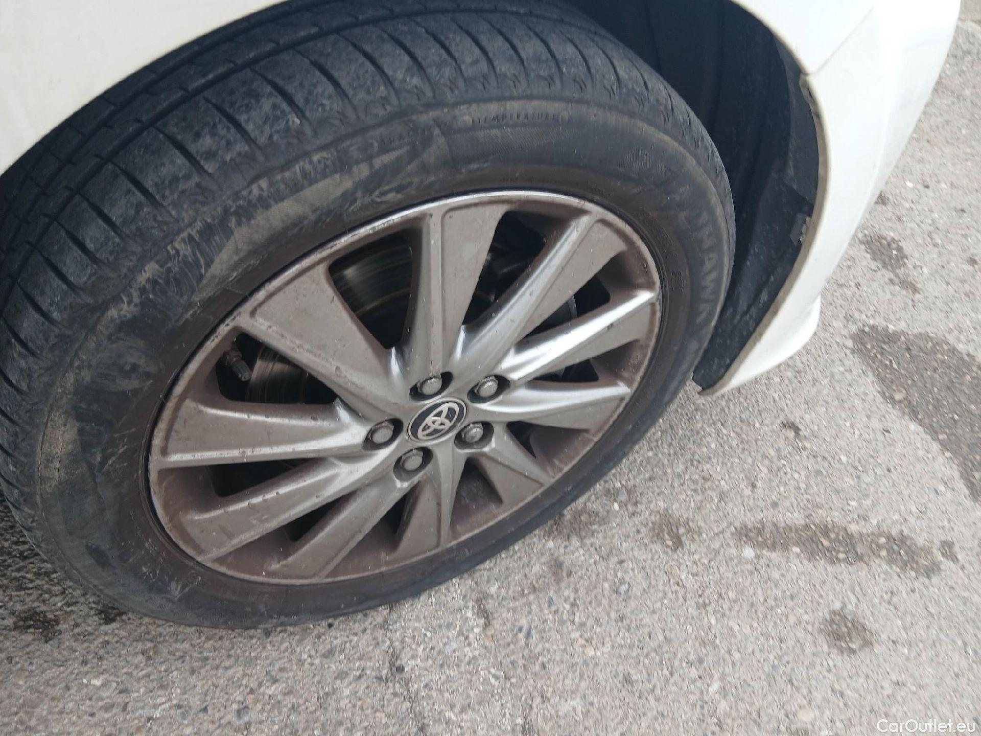  Toyota  Yaris TOYOTA  / 2020 / 5P / berlina con portón 1.5 120H Active Tech #28