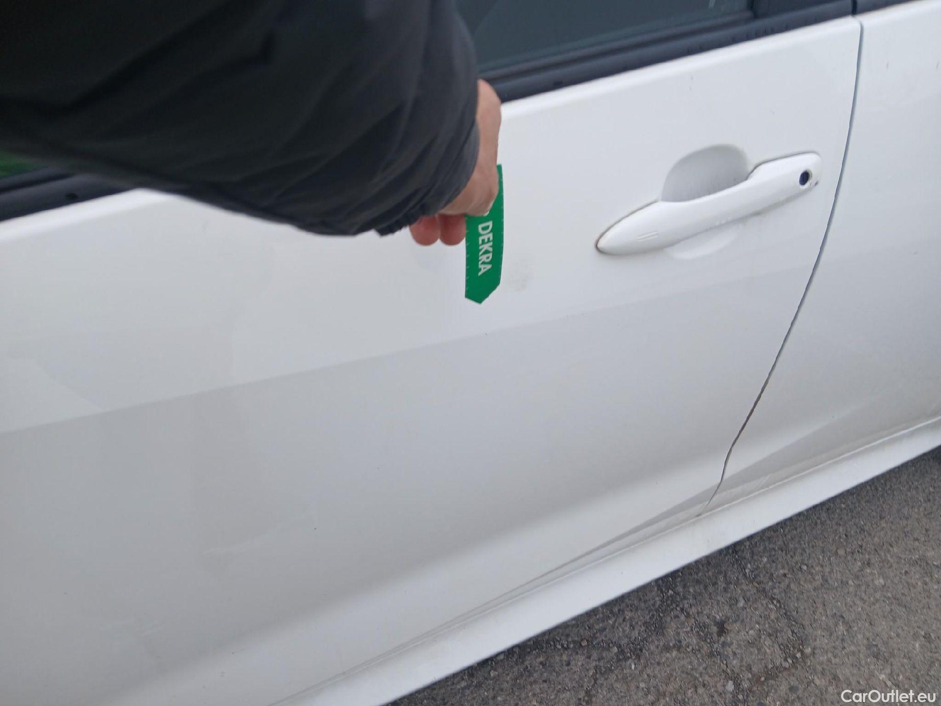  Toyota  Yaris TOYOTA  / 2020 / 5P / berlina con portón 1.5 120H Active Tech #6