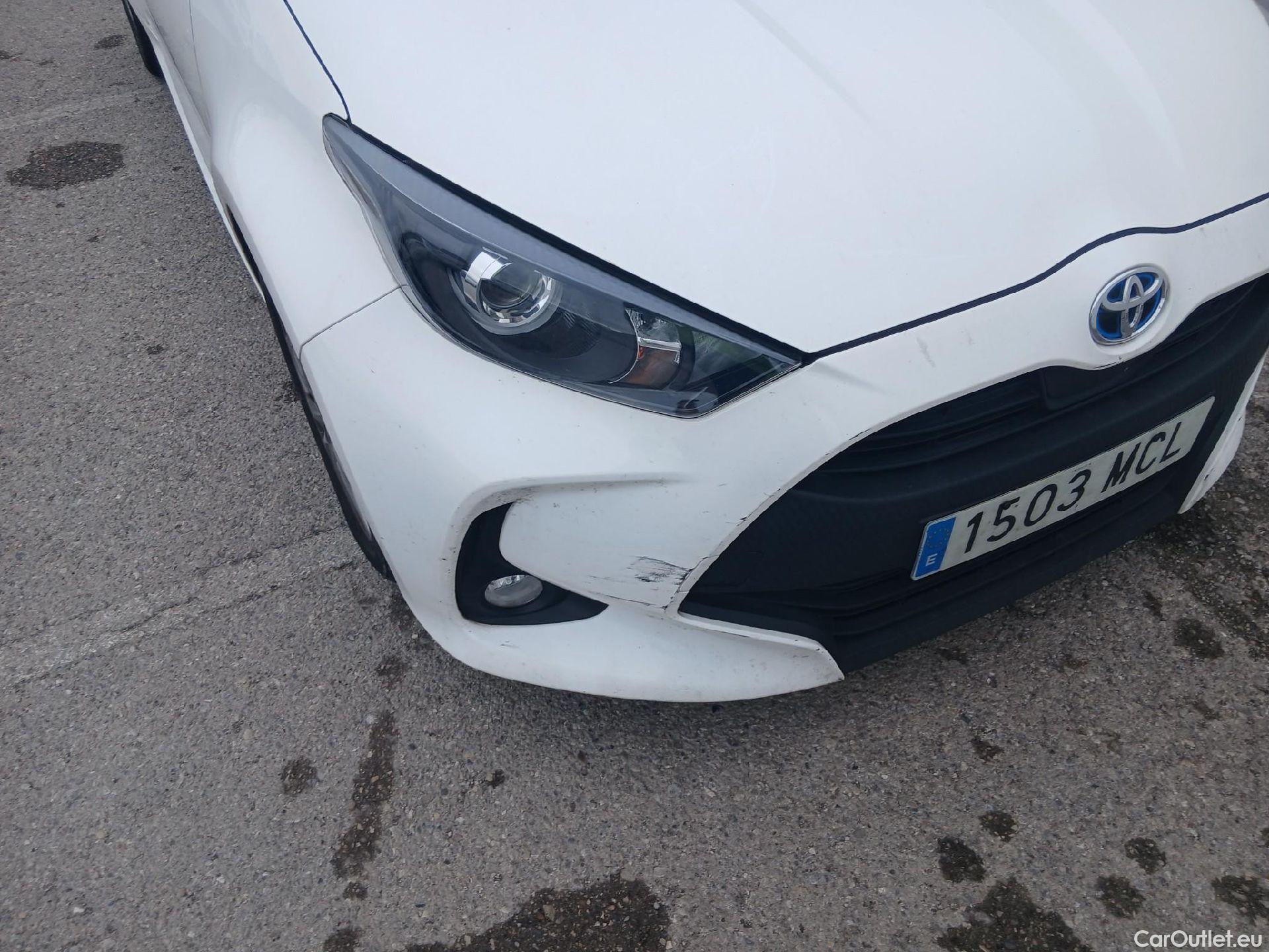  Toyota  Yaris TOYOTA  / 2020 / 5P / berlina con portón 1.5 120H Active Tech #1