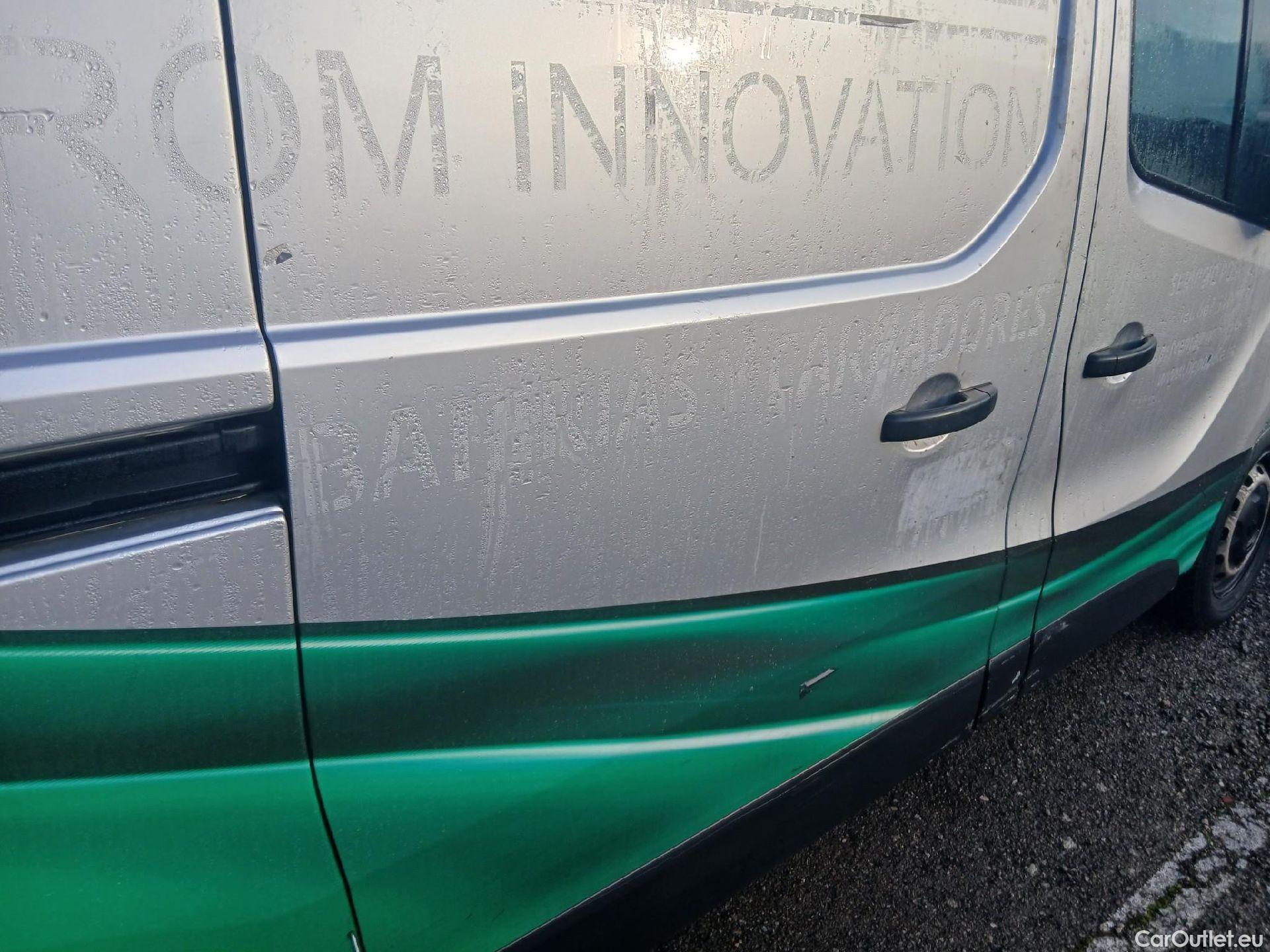  Renault  Trafic RENAULT  / 2019 / 4P / furgón Furgón 27 L1H1 Energy BluedCi 88 kW #39