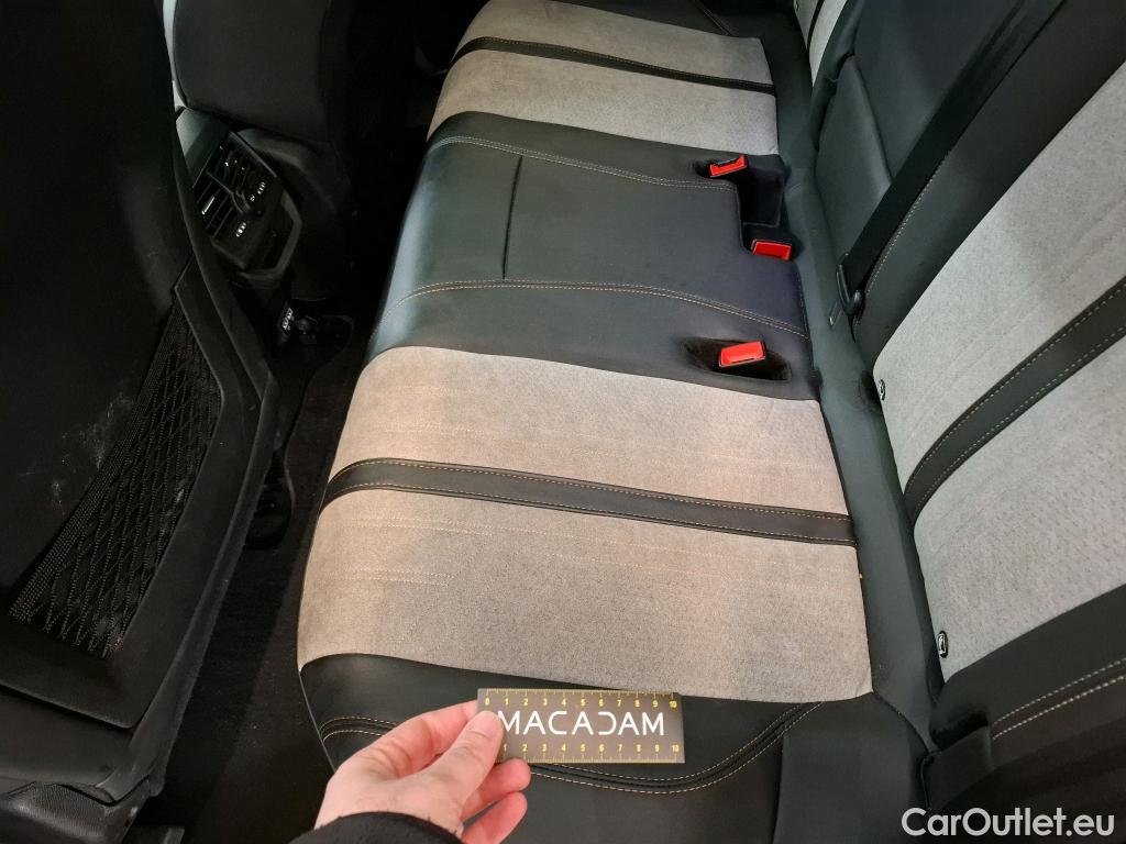  Peugeot  3008 PEUGEOT  / 2020 / 5P / SUV 1.6 HYBRID 225 E-EAT8 GT Pack #24