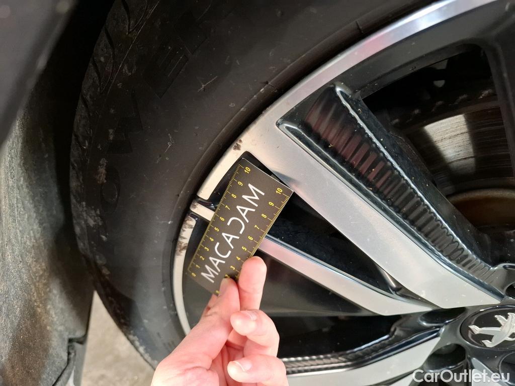  Peugeot  3008 PEUGEOT  / 2020 / 5P / SUV 1.6 HYBRID 225 E-EAT8 GT Pack #28