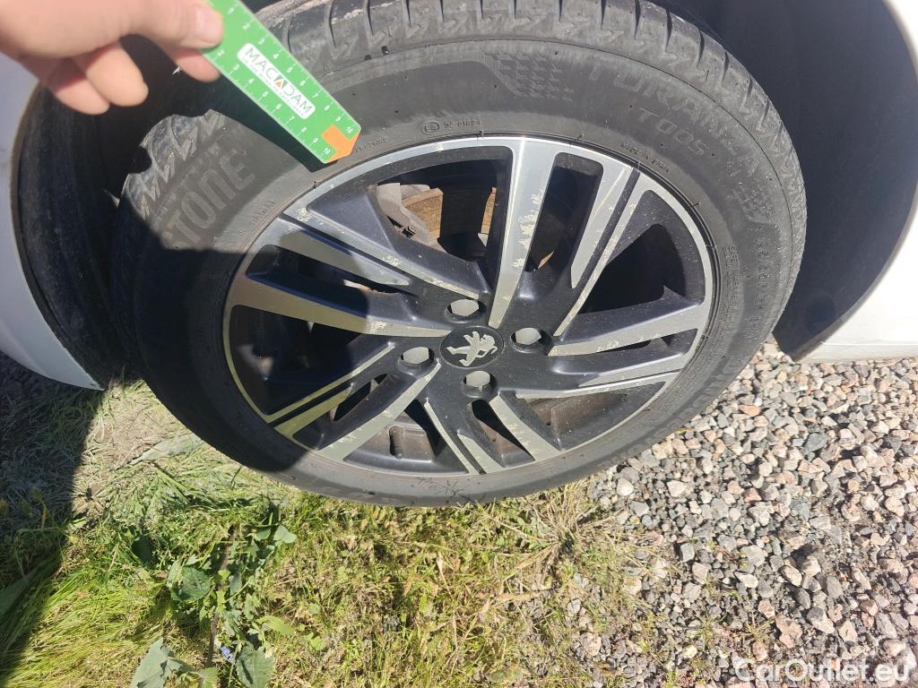  Peugeot  208 PEUGEOT  / 2019 / 5P / berlina con portón PureTech 73kW (100CV) Allure #3